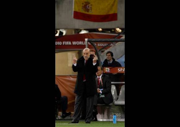 AP - Estamos trabajando bien, queremos hacer historia, dijo el entrenador del los españoles, Vicente del Bosque, que espera llevar el trofeo a España por primera vez en la historia.
