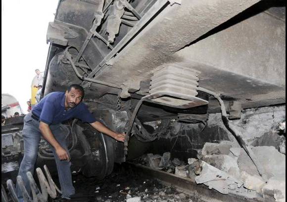 Reuters - En agosto de 2006, el choque de dos trenes de pasajeros a unos 20 kil&#243;metros al norte de la capital acab&#243; con la vida de 58 personas y caus&#243; heridas a otras 143. La mayor tragedia ferroviaria de la historia de Egipto ocurri&#243; en febrero de 2002, tras el incendio de un tren que cubr&#237;a el trayecto entre El Cairo y Luxor, y en el que murieron 376 personas.