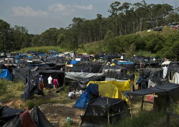 AFP - La manifestaci&#243;n fue convocada por el Movimiento de Trabajadores Sin Techo (MTST) y el llamado Comit&#233; Popular de Brasilia, que forman parte de los colectivos que se oponen a la celebraci&#243;n del evento de la FIFA en Brasil bajo el lema &quot;No va a haber Mundial&quot;.