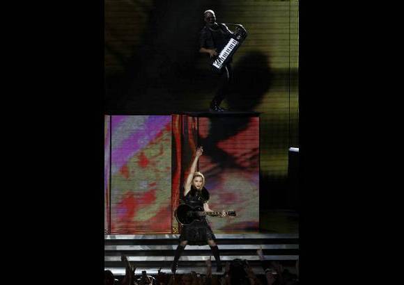 Reuters - La chica material cant&#243; sus grandes &#233;xitos ante una multitud estridente cerca de Tel Aviv.