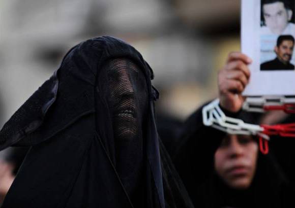 AP - Activistas de Bahrein, Golfo P&#233;rsico, protestan en las calles pidiendo la libertad de presos pol&#237;ticos.