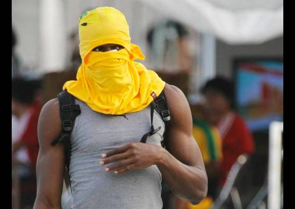 Reuters - El jamaiquino Usain Bolt esconde su cara, será por la pena después de ser eliminado de los 100 metros por una salida en falso, aunque esa eliminación ha generado gran polémica por esa norma.