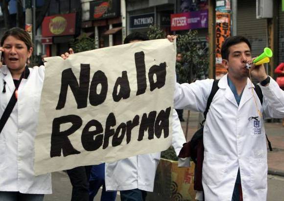 Colprensa - Este martes se cumpli&#243; una jornada nacional de protesta contra el proyecto de reforma a la salud que impulsa el Gobierno. A dichas actividades se unieron m&#233;dicos, residentes y universitarios, y hasta algunos hospitales p&#250;blicos en el pa&#237;s.