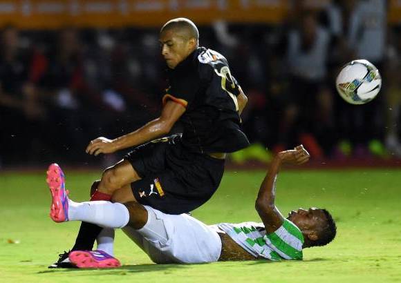 FOTO AFP - Con un seguro Franco Armani garantizando la porter&#237;a y atajando los ataques del Vit&#243;ria, Nacional se sinti&#243; seguro para tocar el bal&#243;n.
