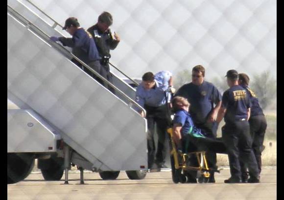 Reuters - Un piloto de JetBlue, el capit&#225;n Clayton Osbon, fue retirado del avi&#243;n despu&#233;s de un comportamiento err&#225;tico. El piloto oblig&#243; a aterrizar de emergencia por su ataque de locura.