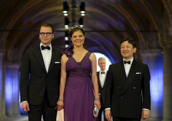 AP - A la izquierda Los pr&#237;ncipes de Suecia, Daniel y Victoria, a la derecha el pr&#237;ncipe heredero de Jap&#243;n, Naruhito llegan a la cena de gala. La cena se ofrece en el Rijksmuseum de Amsterdam.