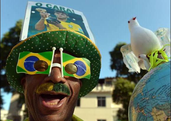AFP - La moda en Brasil es pintar los bigotes.