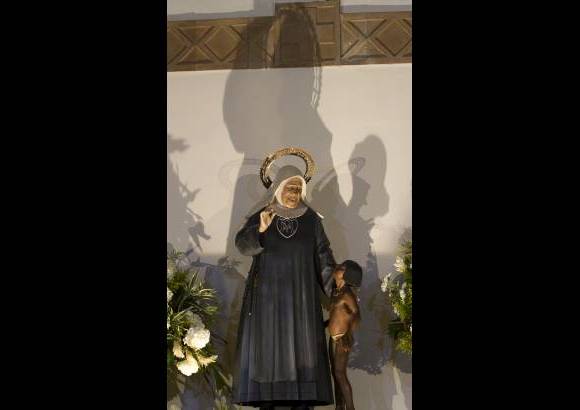 Edwin Bustamante - Flores blancas adornaron el templo.