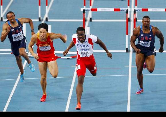 Reuters - Dayron Robles, campeón olímpico, creía haber conseguido su primer título mundial de 110 metros vallas pero el Jurado de Apelación atendió la reclamación china en favor de Liu Xiang, que se consideró obstruido por el cubano en la última fase de la carrera, y el oro pasó al cuello del estadounidense Jason Richardson, que había terminado segundo.