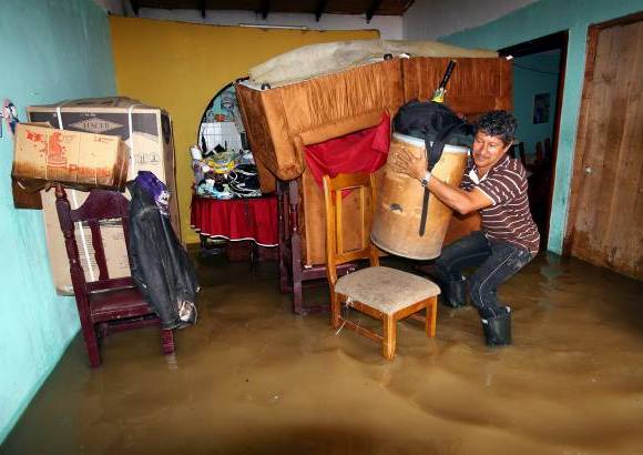 Colprensa - En el municipio de Jamundí resultaron inundados más de 10 barrios por el desbordamiento del río del mismo nombre de la población.