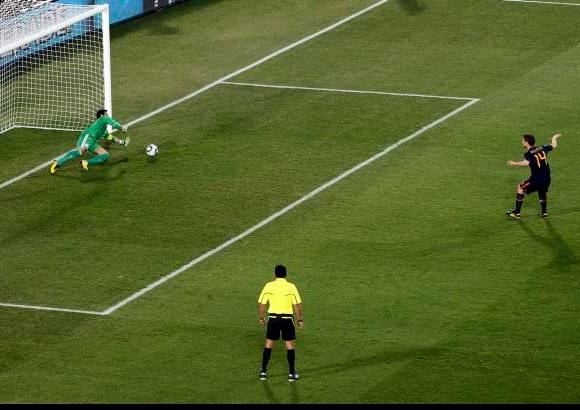 AP - La acci&#243;n del penalti de Xabi Alonso y que fue detenido por el portero Justo Villar.