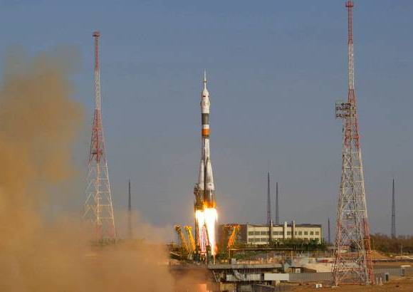Reuters - La nave rusa Soyuz TMA-6M con tres cosmonautas a bordo, dos rusos y un estadounidense, fue lanzada este martes desde el cosmódromo kazajo de Baikonur con destino a la Estación Espacial Internacional (EEI).