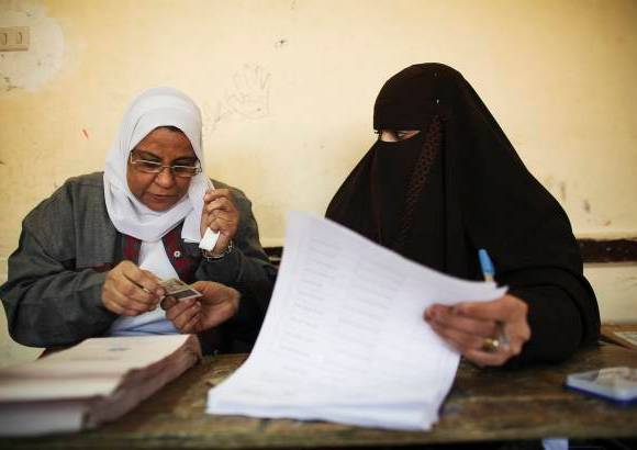 AP - La autoridad electoral decidi&#243; retrasar la clausura de los colegios para permitir a m&#225;s personas ejercer su derecho al voto.