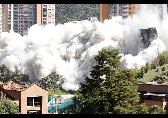 Donaldo Zuluaga - Cerca de diez minutos dur&#243; la nube de polvo que se levant&#243; en la zona. Bomberos Medell&#237;n ayud&#243; a disiparla con agua.