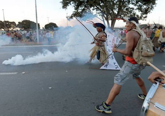 AP - Los revoltosos, sin embargo, se reagruparon varias veces y se mantuvieron en los alrededores del estadio, aunque no lograron acercarse a menos de 500 metros.