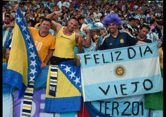 AFP - También se ven banderas y mensajes como este, que celebra el día del padre.