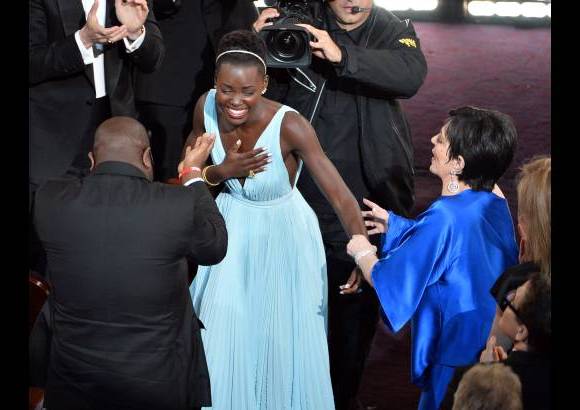 AFP - La emoci&#243;n de Lupita Nyong&#39;o fue evidente cuando mencionaron su nombre como ganadora de Mejor Actriz de Reparto.