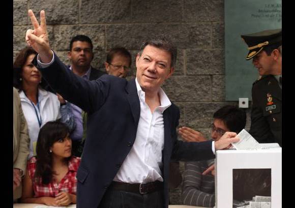 Reuters - Con una amplia votaci&#243;n, Juan Manuel Santos Calder&#243;n, candidato del Partido de la U, fue electo como nuevo presidente de Colombia y reemplazar&#225; a &#193;lvaro Uribe V&#233;lez en el Palacio de Nari&#241;o a partir del 7 de agosto.