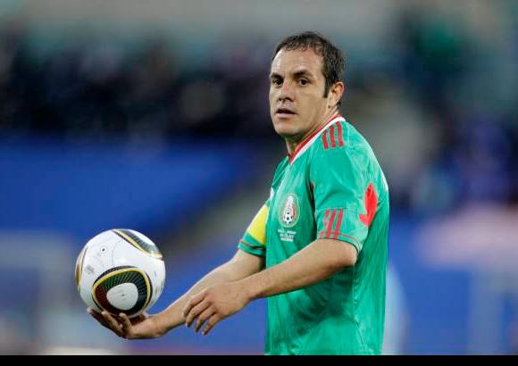 AP - El capit&#225;n mexicano Cuauht&#233;moc Blanco se mostr&#243; muy movedizo en el inicio por el frente de ataque, pero el veterano delantero se fue desdibujando con el correr de los minutos hasta que finalmente fue sustituido en el 64 por el joven ariete Javier Chicharito Hern&#225;ndez.