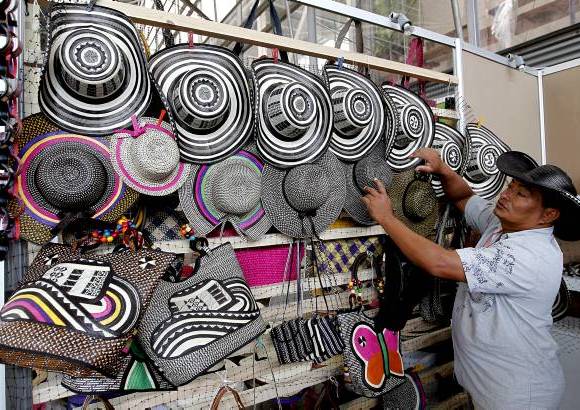 - Los sombreros vueltiaos son insignia del trabajo hecho a mano por los artesanos de Tuchín, Córdoba. Un embarque con 500 sombreros zarpa el 3 de mayo hacia Asia.