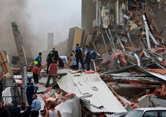 Reuters - Quince minutos m&#225;s tarde del fuerte terrmoto, se sinti&#243; una r&#233;plica de 4,5 grados, seg&#250;n inform&#243; el Servicio Geol&#243;gico de los E.U.