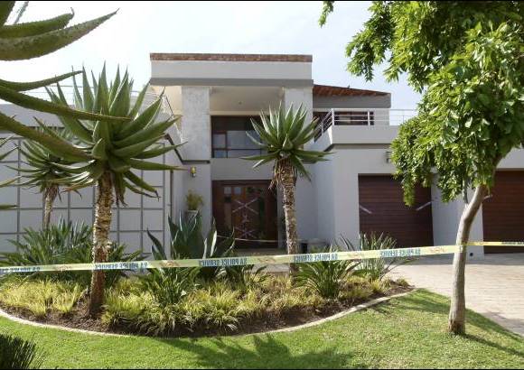 AP - Dijo que s&#243;lo Steenkamp y Pistorius se encontraban en la casa del atleta en un complejo privado en Pretoria, la capital.