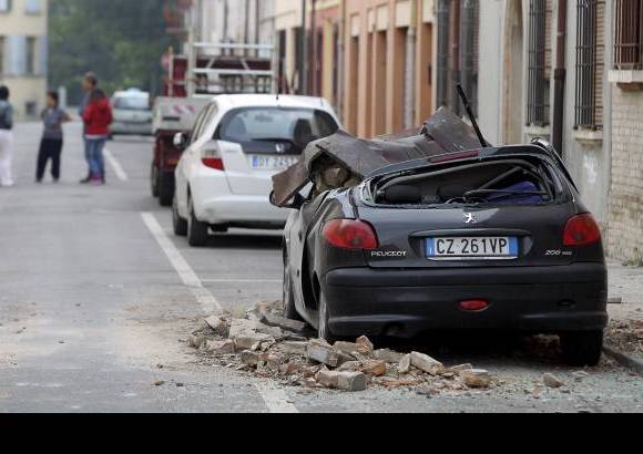 Reuters - El terremoto de magnitud 6,0 se produjo a la madrugada italiana e hizo entrar en pánico a miles de personas, que salieron corriendo a las calles mientras una serie de réplicas terminaba de colapsar algunas estructuras.