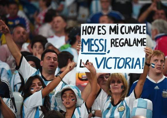 AFP - Esta hincha tenía una solicitud muy concreta el día de su cumpleaños.