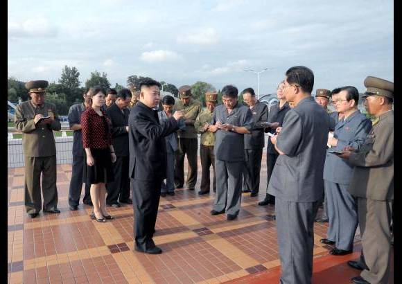 Reuters - El anuncio, que concuerda con una tendencia jovial que Kim ha seguido para desenmarcarse del severo estilo de Gobierno de su padre, Kim Jong-il, se produjo sólo dos semanas después de que fuera visto en una presentación de gala acompañado por la mujer, en medio de rumores sobre si era su esposa, amante o hermana.