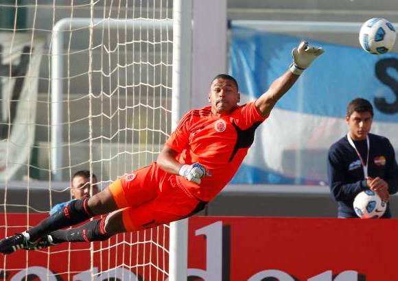 Reuters - Luis Mart&#237;nez, que reemplaz&#243; a &#250;ltima hora al lesionado titular David Ospina, contribuy&#243; con un par de errores a los goles peruanos.