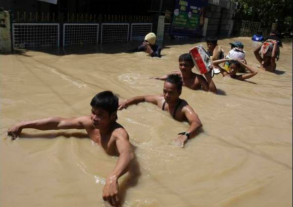 AP - Según el Centro Nacional de Prevención de Desastres, por lo menos 21 de las víctimas son menores que perdieron la vida golpeados por árboles derribados por el vendaval, sepultados por desprendimientos de tierra, ahogados o electrocutados.