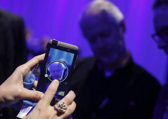 Reuters - El BlacBerry Z10 y Q10 tendr&#225; una aplicaci&#243;n llamada Time Shift que permite corregir los errores en las fotos. Y otra llamada Story Maker para crear y editar v&#237;deos.