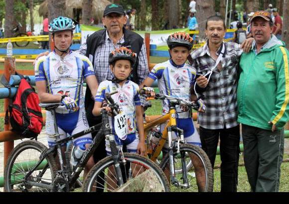 Manuel Saldarriaga - Un sueño de toda la vida de los mineros de Amagá, Raúl Moncada y Rubén Restrepo, quienes querían una foto con Martín Cochise Rodríguez (Indeportes Antioquia). Los acompañan sus hijos Carlos y Gilmar, y Jaime Franco.