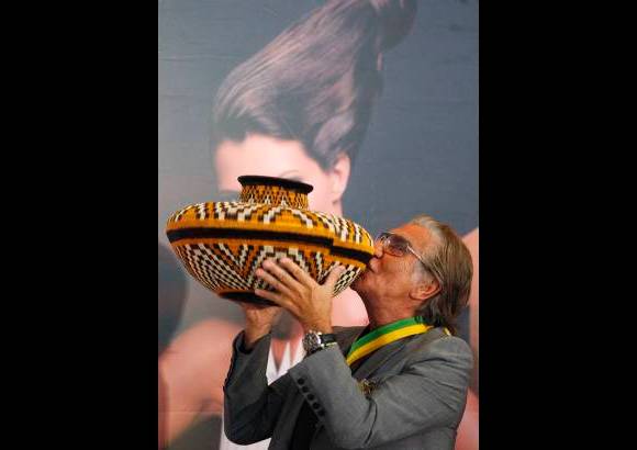 Reuters - Roberto Cavalli, quien recibió como regalo una artesanía colombiana, aseguró a la prensa que "los colores de la naturaleza, los verdes de la selva y del prado" de Colombia harán parte de su nueva colección para enseñar al mundo la sonrisa de los colombianos.