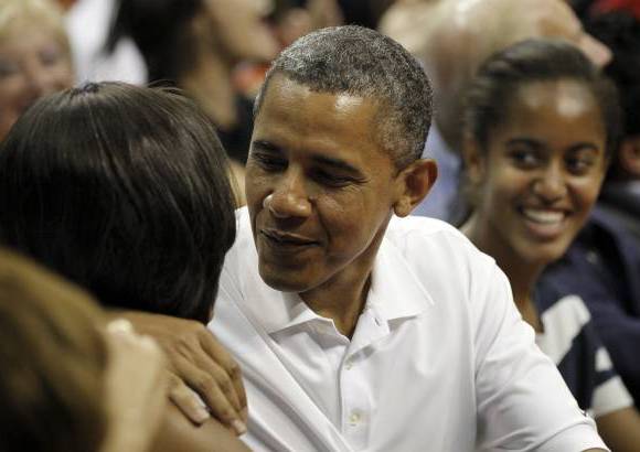AP - Durante el partido, la multitud pidi&#243; a la pareja Obama que se dieran un beso, lo que sonroj&#243; al mandatario.