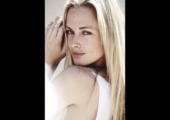 AP - La pecosa rubia que apareci&#243; en bikini en portadas de revista y se pase&#243; por pasarelas mundiales de la moda estaba &quot;rompiendo continuamente con el estereotipo de una modelo&quot;, dijo Tomlinson.