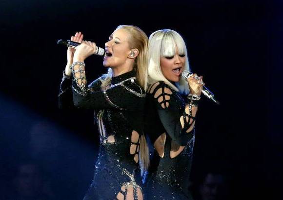 ap - Iggy Azalea y Ora aparecieron en el escenario como mujeres ara&#241;a para interpretar &quot;Black Widow&quot;, poniendo a bailar a Swift, Lorde y Charli XCX.