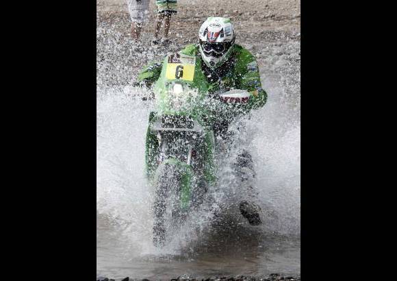 Reuters - La carrera ha despertado polémica en los países que se realiza por el daño ecológico que puedan ocasionar los automotores sobre las especies que hay en el terreno del recorrido.