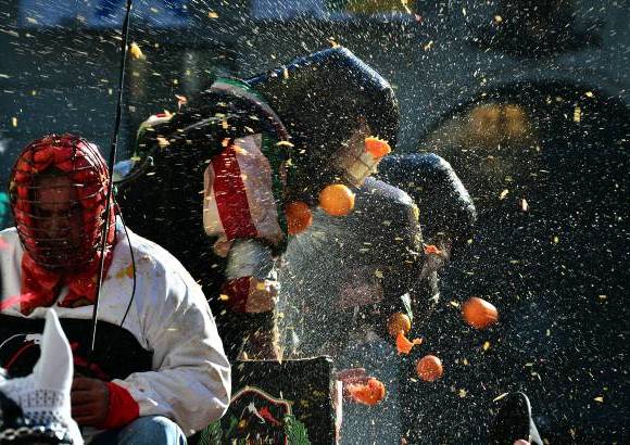 AFP - La batalla de las naranjas es una tradici&#243;n celebrada durante el Carnaval de Ivrea en Tur&#237;n, Italia.