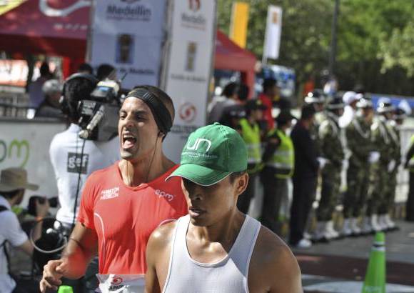 Esteban Jaramillo y Sebasti&#225;n Salazar - M&#225;s de 10 mil competidores se dieron cita en esta hist&#243;rica cita deportiva que se corr&#237;a en las modalidades de 5, 10, 21 y 42 kil&#243;metros.