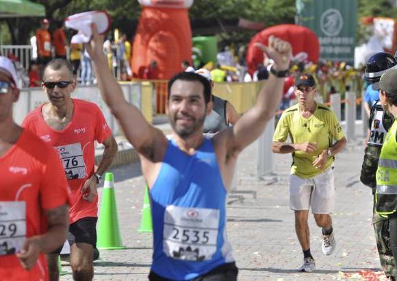 Esteban Jaramillo y Sebasti&#225;n Salazar - M&#225;s de 10 mil competidores se dieron cita en esta hist&#243;rica cita deportiva que se corr&#237;a en las modalidades de 5, 10, 21 y 42 kil&#243;metros.