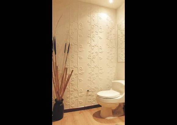 - La idea de los baños, agrega, es continuar este material en la ducha con una madera tipo deck: teca o sapán. Otra tendencia es no dejar las paredes blancas sino enriquecerlas con enchapes: porcelanatos, piedras naturales y acabados "que le aporten diseño al baño". Los muebles son flotantes, con suficiente capacidad para almacenar y con formas inusuales, las mismas que se buscan para el lavamanos. De ahí el uso de materiales como el corian o el granato, los cuales permiten hacer diseños personalizados.