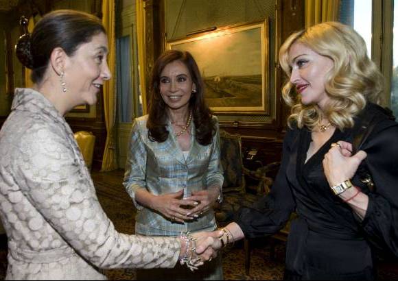 Foto Reuters - Una foto hist&#243;rica: Madonna al lado de la colombiana &#205;ngrid Betancourt y la mandataria argentina, Cristina Fern&#225;ndez, durante un encuentro en la Casa Rosada, en Buenos Aires, Argentina, el 2 de diciembre de 2008.