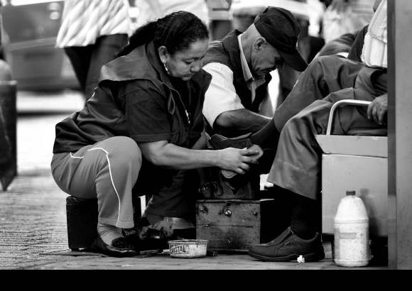Manuel Saldarriaga - En la Plaza de Bolívar, Pereira, el trabajo de las mujeres no es inferior al de los hombres.