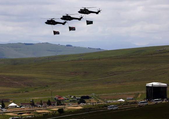 REUTERS - Porteado nuevamente por generales, entre salvas de p&#243;lvora y el ruido de aviones de combate y helic&#243;pteros militares sobrevolando la verde pradera de Qunu, el ata&#250;d fue trasladado junto a una peque&#241;a colina donde aguardaba su espacio para el eterno descanso.