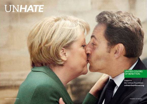 Cortes&#237;a - &quot;Unhate&quot; (sin odio) es como se conoce esta pol&#233;mica estrategia. La canciller alemana, Angela Merkel y el l&#237;der franc&#233;s Nicolas Sarkozy tambi&#233;n protagonizan una imagen.