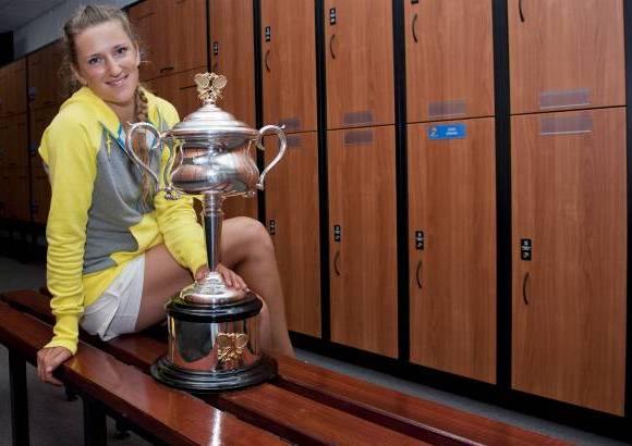 AP - Azarenka, que jugaba su primera final de Grand Slam, salt&#243; a la pista mucho m&#225;s nerviosa que Sharapova, m&#225;s acostumbrada en su carrera a estas situaciones.