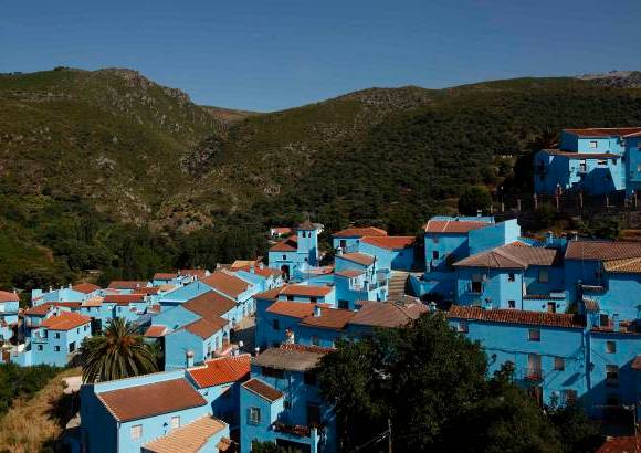 Reuters - J&#250;zcar fue declarada el primer &quot;Pueblo Pitufo&quot; del mundo y elegida para promocionar la pel&#237;cula &quot;Los pitufos en 3D&quot;.