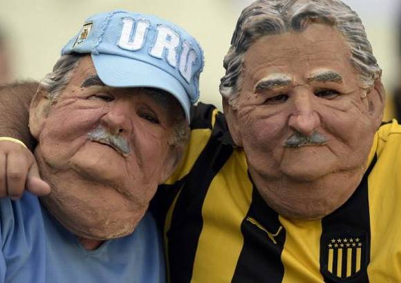 AFP - El presidente uruguayo José Mujica es muy popular en su país y hasta Brasil llegó en forma de máscara.