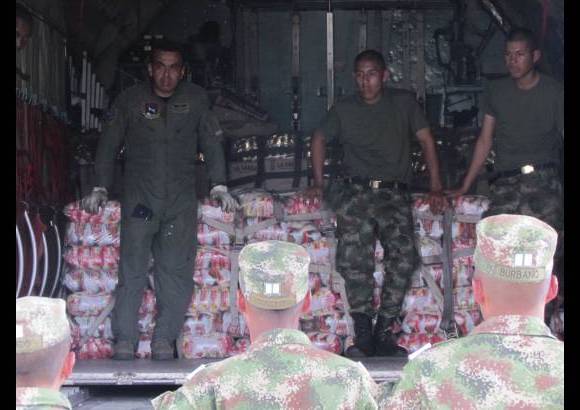 Cortes&#237;a - Militares mueven alimentos e insumos para trasladar al Cauca.